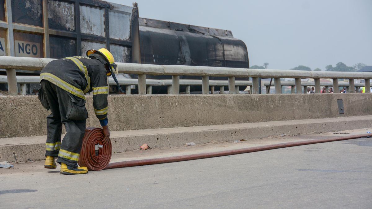Nejméně deset lidí zemřelo při požáru výškové budovy v Lagosu